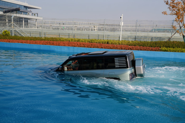 Der Yangwang U8 kann sich in bis zu 1,40 m tiefen, stehenden Gewässern bis zu 30 Minuten lang mit 3 km/h fortbewegen. (Bild: BYD)
